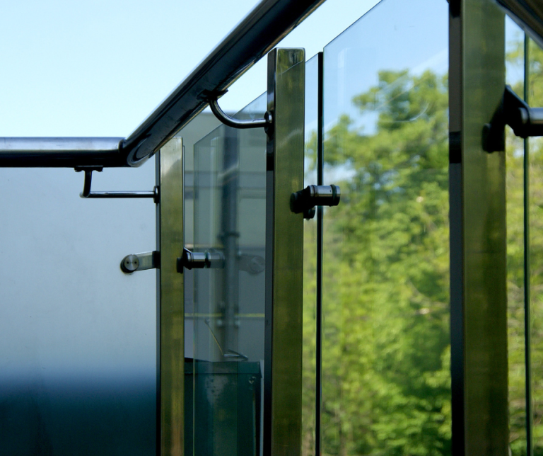 aluminium railing with glass